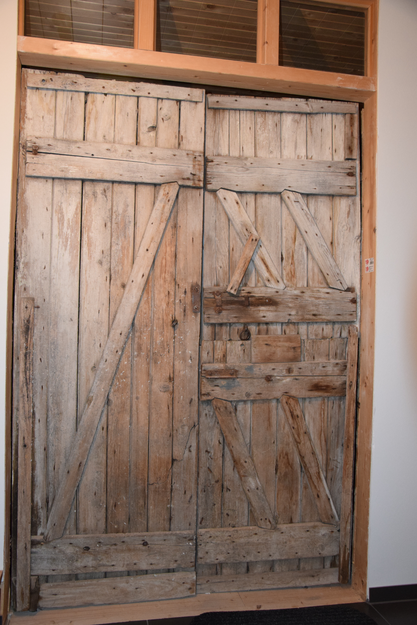 Historisches Holztor am Bauernhaus